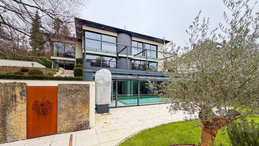 Architektonisch anspruchsvolle Villa auf traumhaftem Parkgrundstück