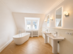 Tageslichtbadezimmer mit freistehender Badewanne