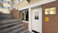 Außenansicht Eingang kleine Einheit - Attraktive Gewerbeinvestition im denkmalgeschützten Villengebäude – Zentrumslage nahe Augustplatz