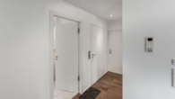 Entree - Moderne Stadtwohnung in ruhiger Seitenstraße — mit Balkon und Tiefgarage