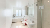 Badezimmer - Moderne Stadtwohnung in ruhiger Seitenstraße — mit Balkon und Tiefgarage