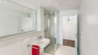 Badezimmer - Moderne Stadtwohnung in ruhiger Seitenstraße — mit Balkon und Tiefgarage