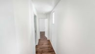 Flur - Moderne Stadtwohnung in ruhiger Seitenstraße — mit Balkon und Tiefgarage
