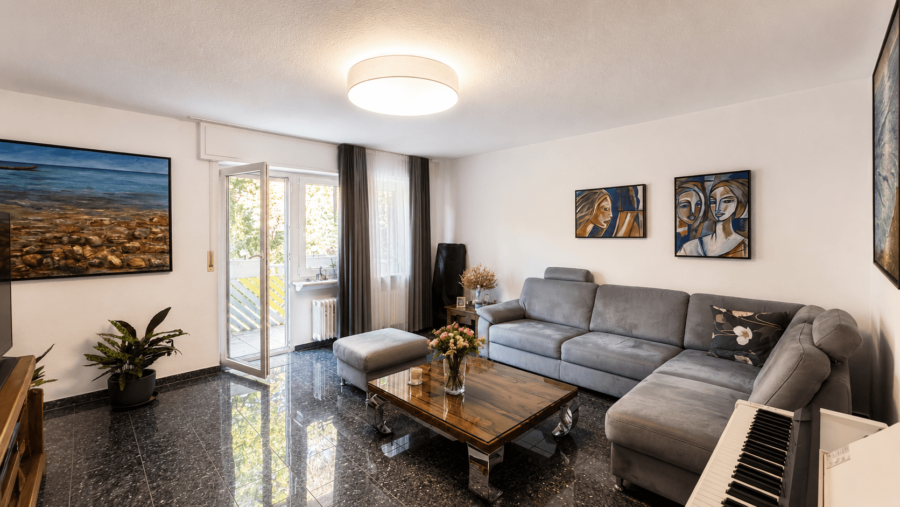 Wohnzimmer mit Balkon