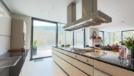 Design-Küche - Eine Seltenheit am Immobilienmarkt – Modernes Luxusanwesen mit Swimmingpool