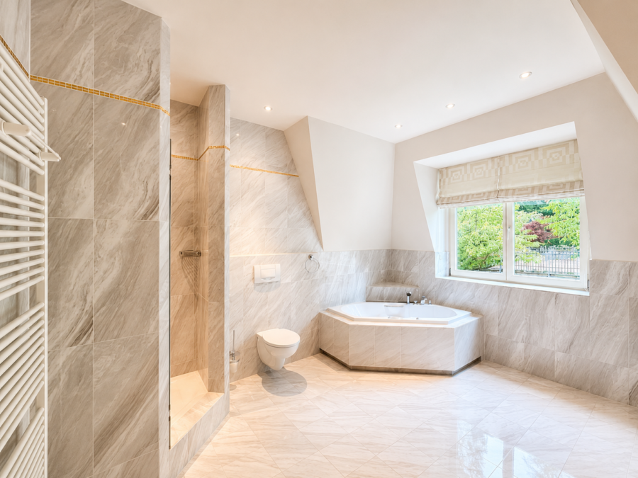 Luxuriöses Marmor Badezimmer