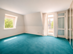 Helles Arbeits- Gästezimmer mit Balkon