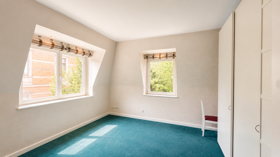 Geräumiges Schlafzimmer mit Ankleideschrank