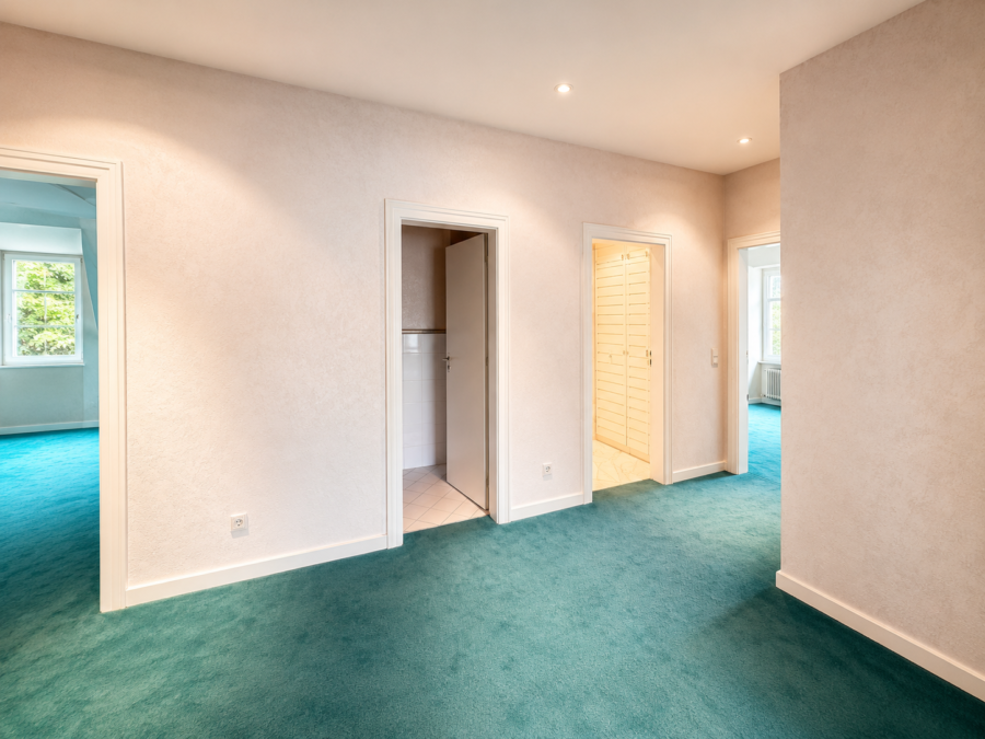 Heller Flur mit eleganter Raumaufteilung