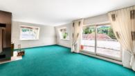 Geräumiges Wohnzimmer mit Balkonblick