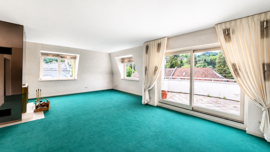 Geräumiges Wohnzimmer mit Balkonblick