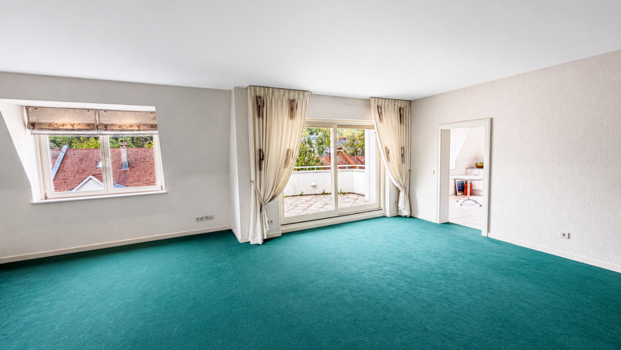 Helles Wohnzimmer mit Süd-West Balkon