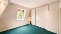 Geräumiges Schlafzimmer mit Ankleideschrank I