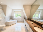 Luxuriöses Bad im modernen Loftstil