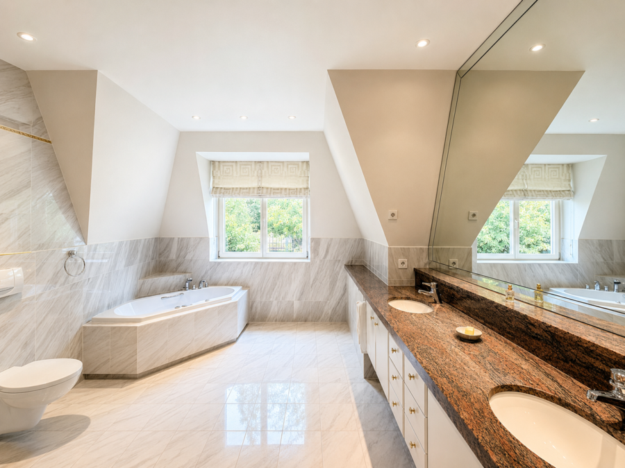 Luxuriöses Bad im modernen Loftstil