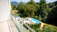 Anischt auf Pool von Balkon - Stilvoll wohnen mit Weitblick – saniertes Einfamilienhaus in Bestlage Baden-Badens