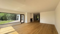 Wohnraum mit Kamin - Einfamilienhaus mit Einliegerwohnung in sonniger und ruhiger Wohnlage